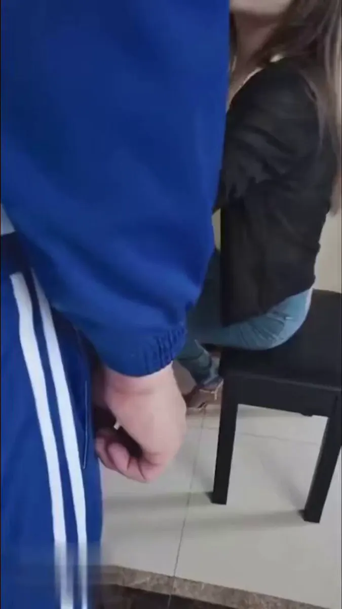 在私教老师家学钢琴！ 没有心思学琴、双眼盯着巨乳看！ 三角区鼓包！美艳老师菩萨心肠、帮小伙降火、 巨根看呆老师、降火变破处！巨根插进去老师爽到飞起！钢琴不学了… · 短剧速看 每日更新