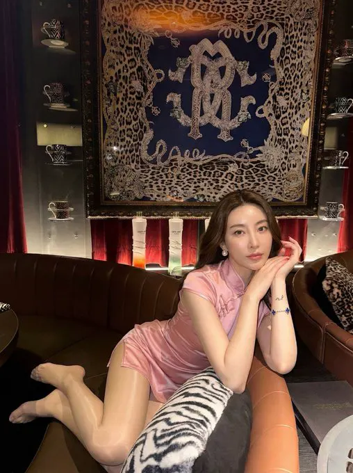 别盯着我腿看了，再看也不会变长，倒是你那点小心思，已经快从屏幕里溢出来了 · 短剧速看 每日更新
