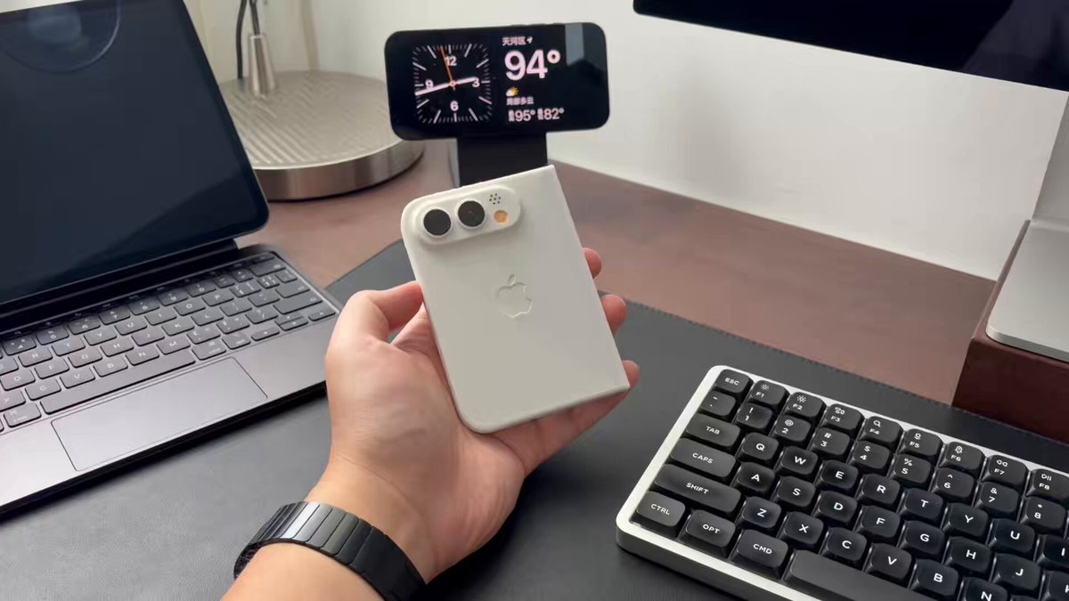 体验了一下折叠屏 iPhone Fold 的模型手感，合起来单手用没什么问题，稍微宽了一点，展开和合起来的屏幕比例都很棒，利用率很高。 · BunnyLau