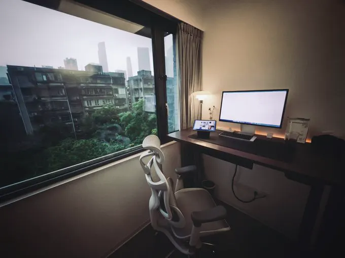 下雨时的窗外有如末日废土一样 · BunnyLau