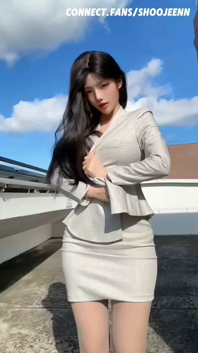 人生第一次露出的舞蹈 还有点小紧张！！ 找了个僻静的咖啡店天台～！ 虽然旁边好像有人 但是还是勇敢的完成了！！ @ToBulaer @ToBuerma @Ka… · 姝姬娘娘Shoo Jee🌟