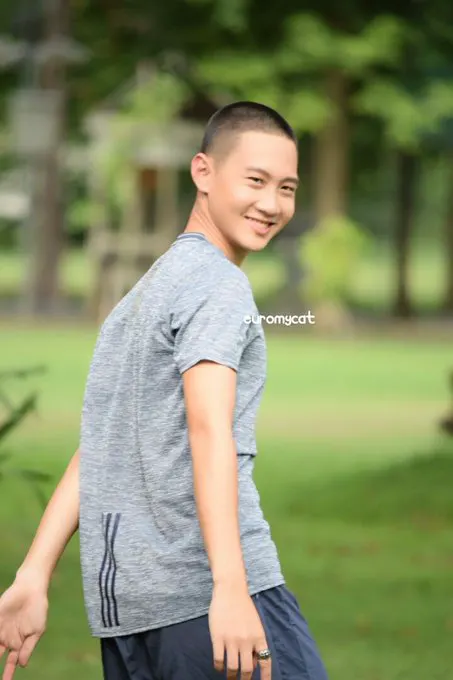 กำลังจะเดินไปเปลี่ยนเสื้อยังหันมาหาfcน่ารักสุดๆ @captain2541 #humanrun2015 http… · 梦幻国漫社