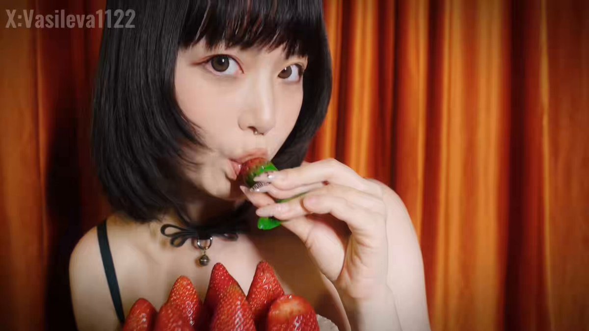 Sweetest trailer of Vasi's fruit time 🍓🍌 草莓季就要有草莓小礼物 全片6分钟已上线OF https://t.co/4X… · 瓦西列娃的日记本