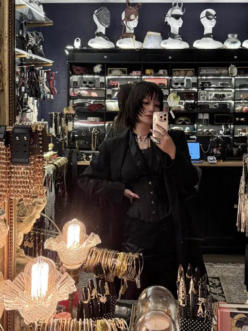 逛了一家品牌集成店：Brigade Mondaine。 极繁主义kinkster的梦中情家，就是东西实在是太贵了… · 瓦西列娃的日记本