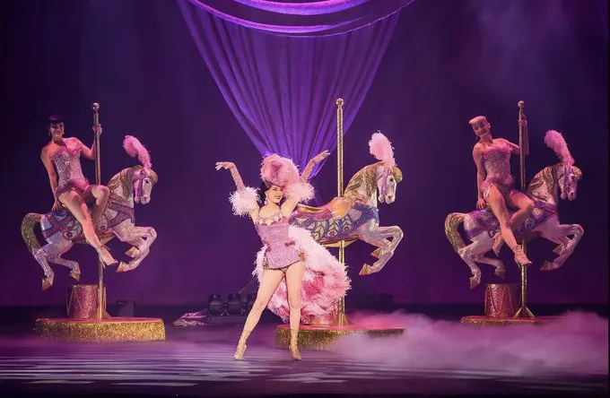 巴黎真的吃太好了，也是看上传奇👑Dita Von Teese巡回了…我这么多年的女神！一个人怎么可以童话成这种程度，每个动作每个表情都能成为性感本身。 舞台妆… · 瓦西列娃的日记本
