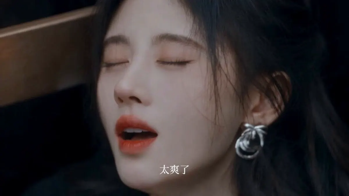 《存在感：零》第5集 表面风光无限的小鞠，私底下竟然这么反差？对着落地窗自慰潮喷不说，还在电梯上演全裸露出被男主撞见，直接奖励她大肉棒吃，深喉侍奉后在她嘴里爆… · 香蕉姐姐