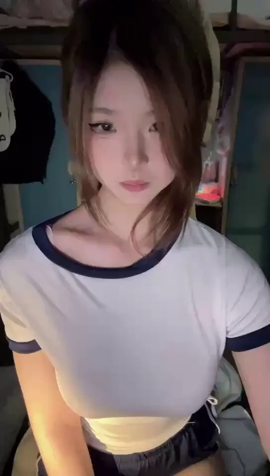 清纯女大有着傲人的胸部 · 春末的粉雾