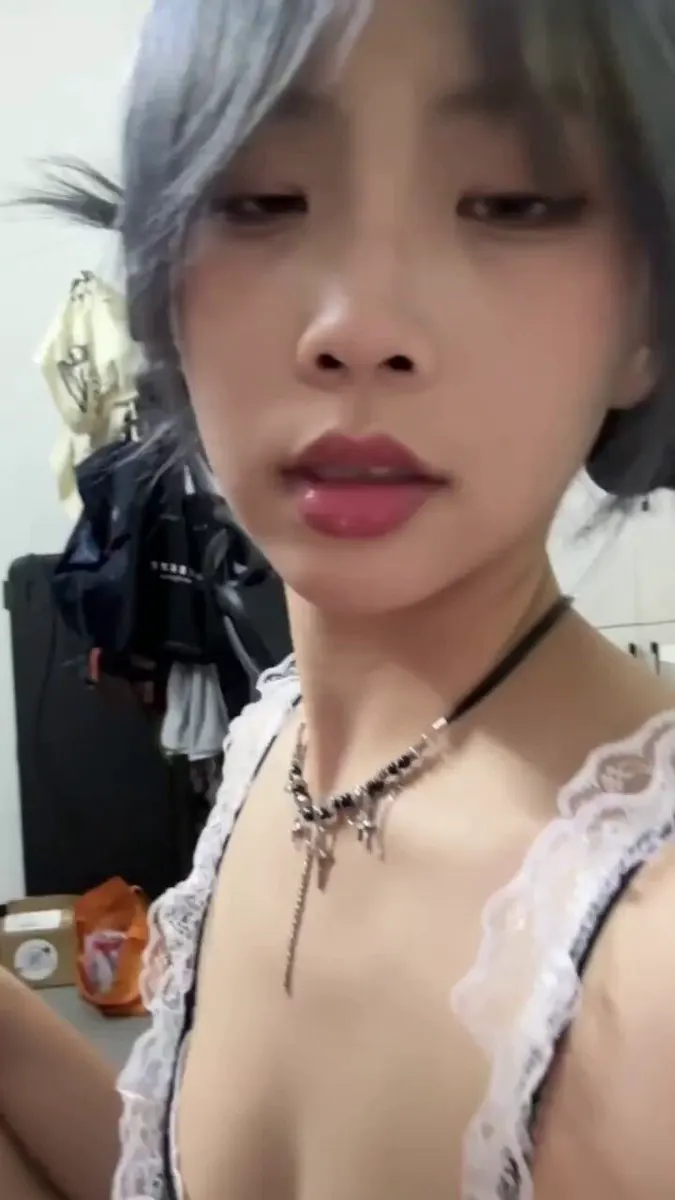 昨晚约了个看起来超级禁欲的女大，黑丝白裙，高冷又纯欲。结果一进妹子宿舍，她直接把人设撕了！表面清纯到极致，结果瞬间放飞自我……她自己把黑丝慢慢撕开，眼神勾着我… · 春末的粉雾
