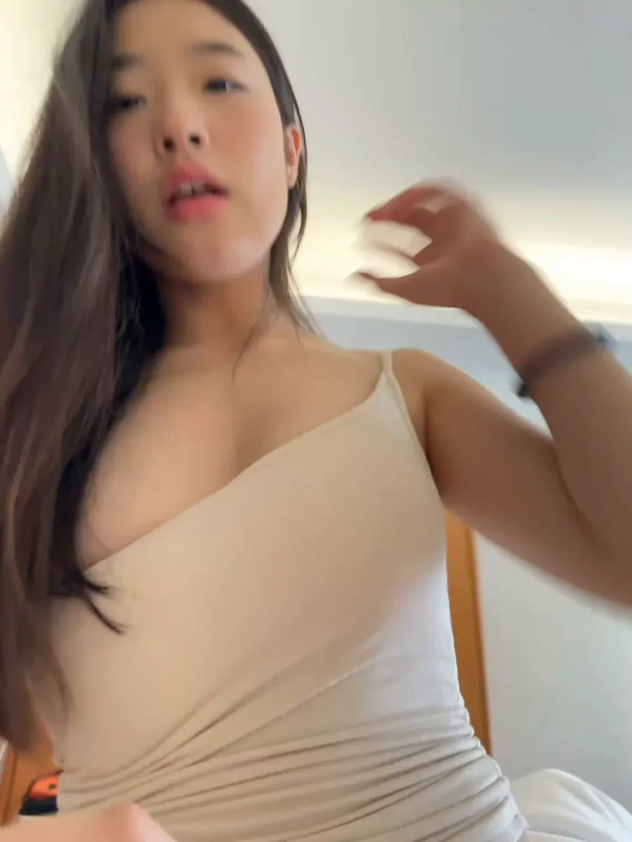 她的爱给你渡了层金身 你就以为你是座金佛总有人懂你的可可爱爱。 · 春末的粉雾