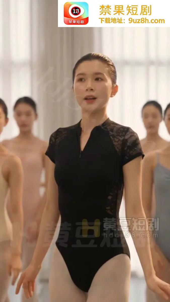 《母子同欢》 思宇及时出现，揭穿了他的谎言，保护了妈妈。两人来到旧话剧台，回忆起童年的点滴，情感涌动，忘我地接吻。妈妈终于放下道德束缚，向思宇表达了深沉的爱意… · 禁果短剧